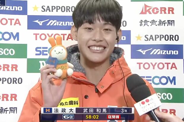 法政大学・武田和馬選手のインタビューで、キャラを持つ手で隠れて『ぬた歯科』に(箱根駅伝公式『X』より)