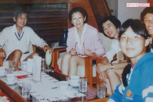 テニスの後、篠原さん(右端)らテニス仲間と歓談され和やかな様子の両陛下('80年代)