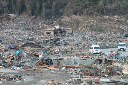 後ろの山を見ると、麓まで津波が来ていたことがわかる(陸前高田市、2011年3月29日〜4月1日)