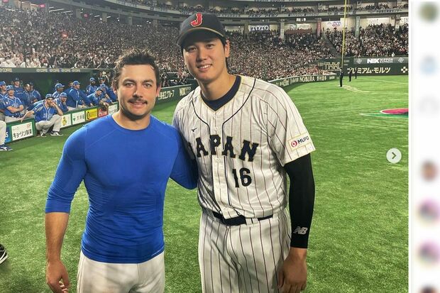 「WBC2023」でデビッド・フレッチャーと写真を撮った大谷翔平(公式インスタグラムより)